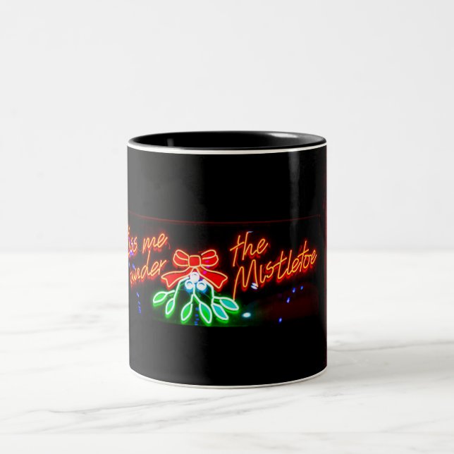 Caneca De Café Em Dois Tons Beije-me sob o Mistletoe (Centro)
