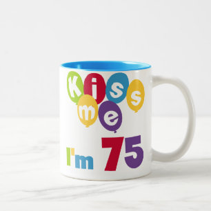 Caneca De Café Em Dois Tons Beije-me, tenho 75 t-shirts e presentes