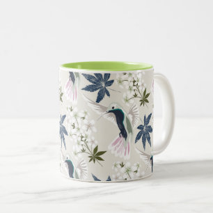 Caneca De Café Em Dois Tons Beijos e flores brancas.