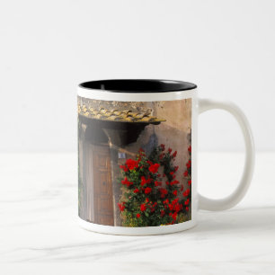 Caneca De Café Em Dois Tons Bela casa antiga com flores em San Gimignano
