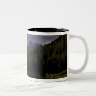 Caneca De Café Em Dois Tons Bela igreja isolada e solitária chamada Rainui