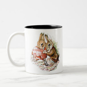 Caneca De Café Em Dois Tons Benjamin Bunny e Peter Rabbit planejam o ataque