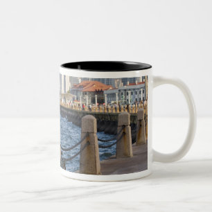 Caneca De Café Em Dois Tons Bicicleta na orla com a silhueta da cidade de Yant