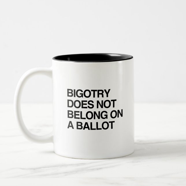 CANECA DE CAFÉ EM DOIS TONS BIGOTRY NÃO PERTENCE A UM BALLOT (Esquerda)