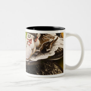 Caneca De Café Em Dois Tons Biscoitos do Natal na exposição em uma Nova Iorq
