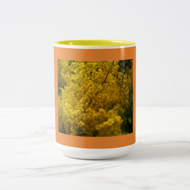 Caneca De Café Em Dois Tons Blooms de julho amarelo (Centro)