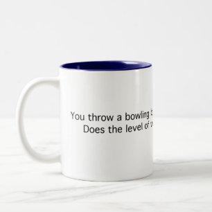 Caneca De Café Em Dois Tons Bola de boliche: Em um lago