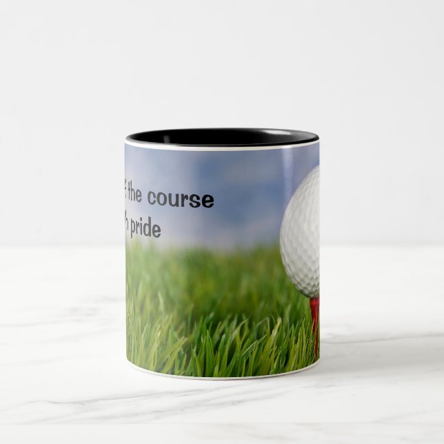 Caneca De Café Em Dois Tons Bola de Golfe no Tee Vermelho com Citação (Centro)