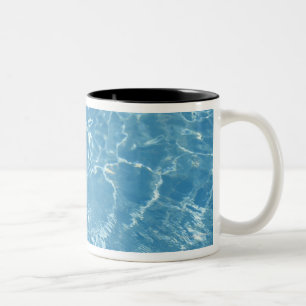 Caneca De Café Em Dois Tons Bola de praia na piscina