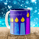 Caneca De Café Em Dois Tons Bold Menorah Candles Happy Hanukkah Script em Azul<br><div class="desc">"Feliz Hanukkah." Aqui está uma maneira fácil de entrar no clima de feriado toda manhã. Adicione mais brilho ao seu dia sempre que relaxar com sua bebida favorita nesta caneca de café Chanucá colorida e personalizada. Uma ilustração lúdica e artística de velas menorah azuis com padrões de folhas falsas coloridas...</div>