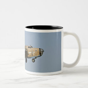 Caneca De Café Em Dois Tons Bombardeiro de Lil B-24 do diamante, aterrando em
