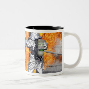 Caneca De Café Em Dois Tons Bombeiros combatem um incêndio simulado