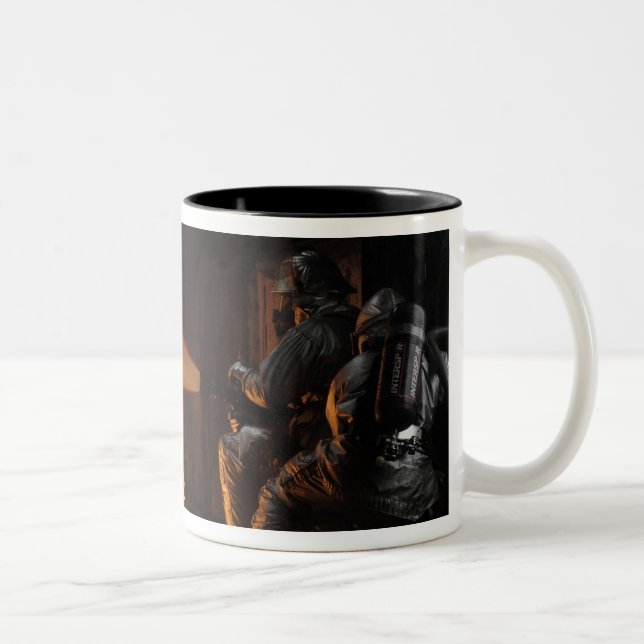 Caneca De Café Em Dois Tons Bombeiros extinguem uma pilha simulada (Direita)
