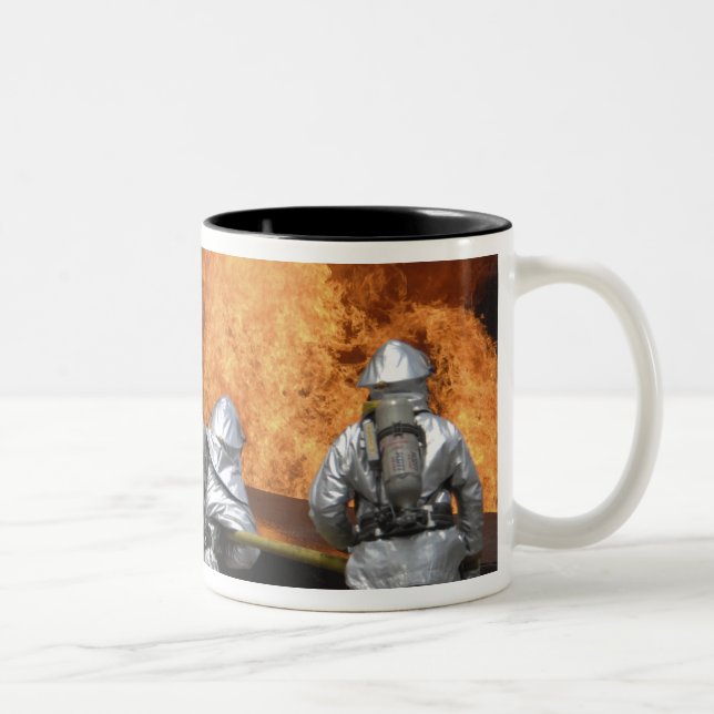 Caneca De Café Em Dois Tons Bombeiros neutralizam fogo (Direita)