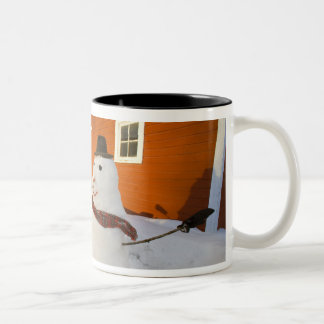 Caneca De Café Em Dois Tons Boneco de neve em frente ao celeiro vermelho em Co