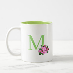 Caneca De Café Em Dois Tons Bonito monograma verde com flores de maçã
