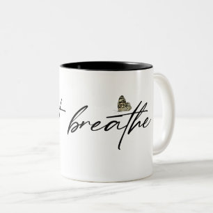 Caneca De Café Em Dois Tons borboleta preta de texto "respira"