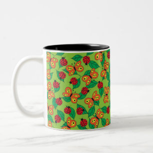 Caneca De Café Em Dois Tons Borboletas e Damibugs sobre folhas verdes