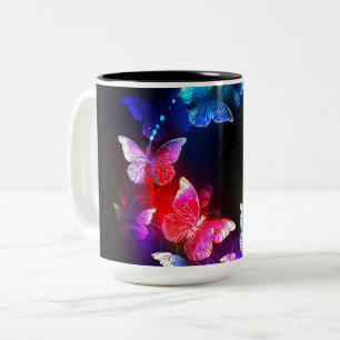 Caneca De Café Em Dois Tons Borboletas Neon Night brilhantes sobre fundo preto