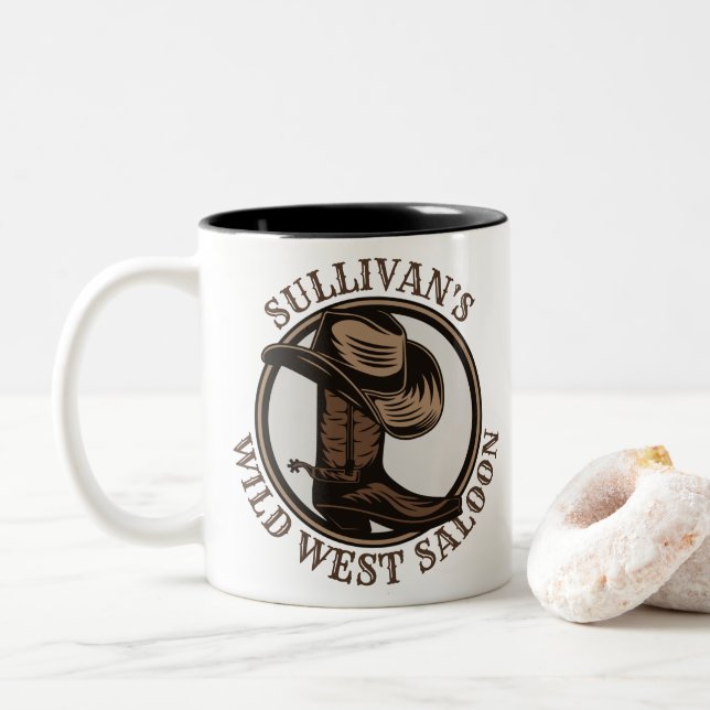 Caneca De Café Em Dois Tons Botas de cowboy ocidentais e selvagens personaliza (Com Donut)