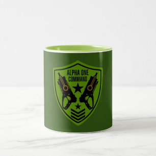 Caneca De Café Em Dois Tons Briga com pistola de dardo de brinquedo infantil