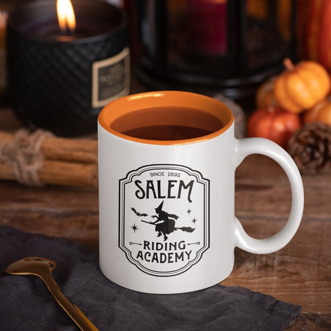Caneca De Café Em Dois Tons Bruxa de Halloween da Academia Salem Riding (Criador carregado)