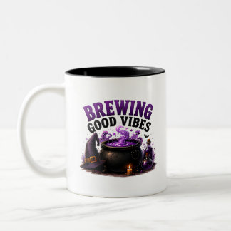 Caneca De Café Em Dois Tons ✨ Bruxa Divertida Preparando Dizeres de Halloween