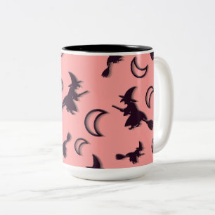 Caneca De Café Em Dois Tons Bruxa voadora entre meia lua na noite de Halloween