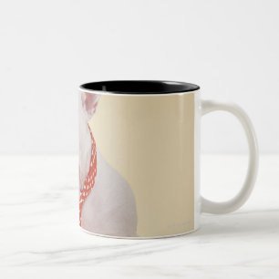 Caneca De Café Em Dois Tons Bull terrier diminuto que olha o laptop,