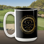 Caneca De Café Em Dois Tons Buraco de Golfe em Um Dourado e Negro Personalizad<br><div class="desc">Personalize o nome,  o número do buraco de localização e a data para criar uma vitória de golfe excelente para celebrar esse buraco fantástico em um só. Projetado por Thisnotme©</div>