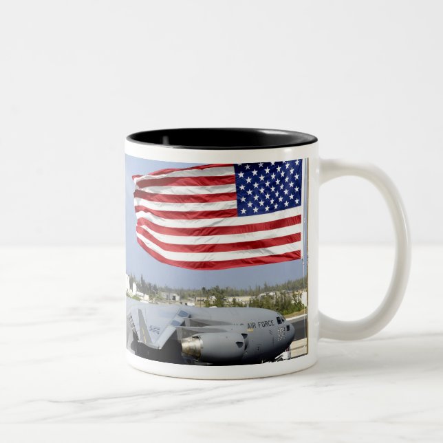 Caneca De Café Em Dois Tons C-17 Globemaster III senta-se no voo (Direita)