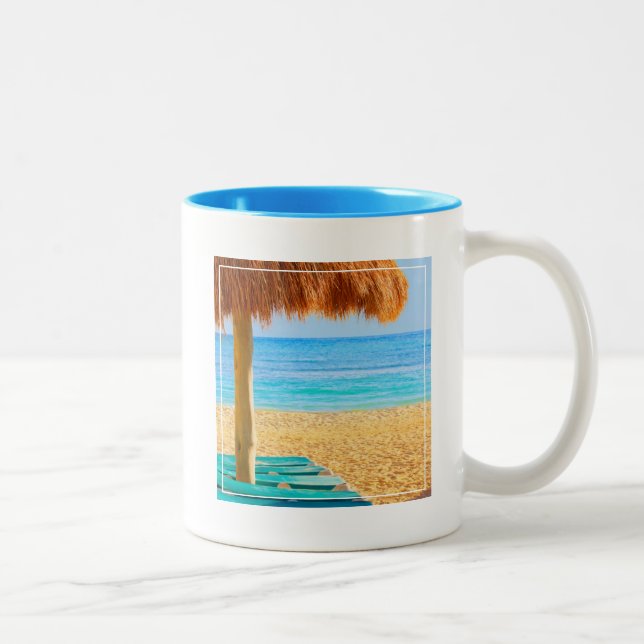 Caneca De Café Em Dois Tons Cabana & Loungers da grama na praia (Direita)