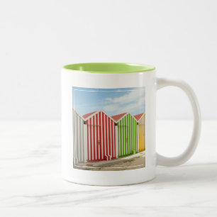 Caneca De Café Em Dois Tons Cabanas coloridas na praia