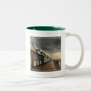 Caneca De Café Em Dois Tons Cabanas da praia em uma tempestade   Southwold do