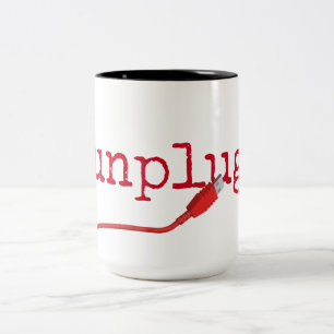 Caneca De Café Em Dois Tons Cabo USB vermelho com texto UNPLUG