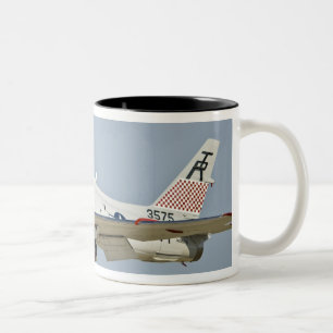 Caneca De Café Em Dois Tons Caça a jato North American Naval FJ2 Fury voando