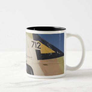 Caneca De Café Em Dois Tons Caça Kfir construído por Israel