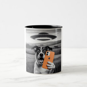 Caneca De Café Em Dois Tons Cachorro Fazendo Selfie com Disco Voador Alien - G