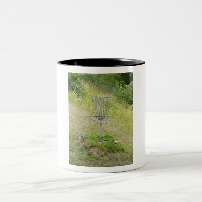 Caneca De Café Em Dois Tons Cadeias de uma cesta de golfe de disco (Centro)