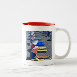Caneca De Café Em Dois Tons Cadeiras vagas na praia