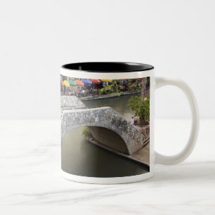 Caneca De Café Em Dois Tons Café ao ar livre ao longo da River Walk e ponte so