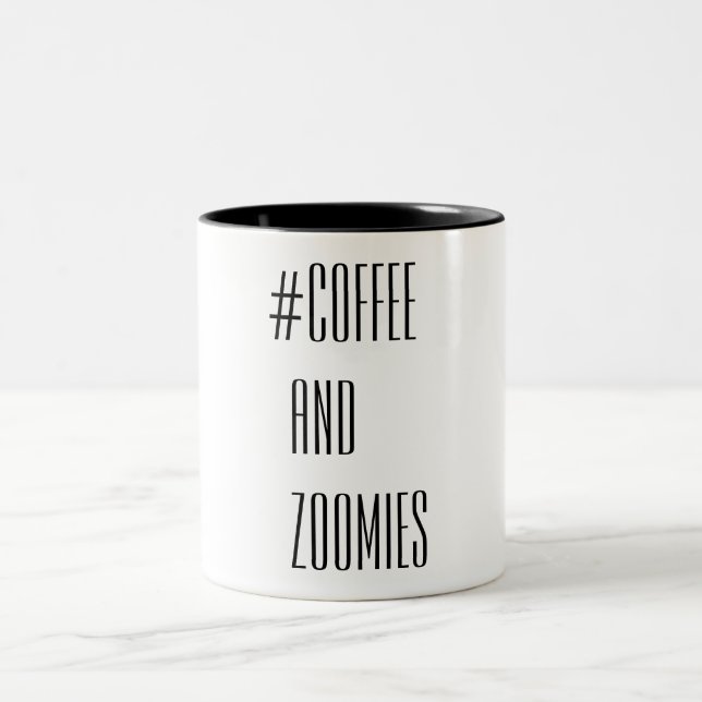 Caneca De Café Em Dois Tons Café e Zoomies (Centro)