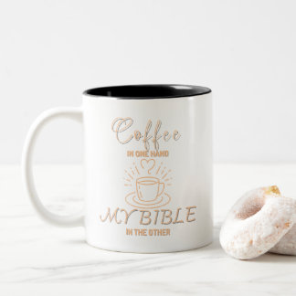Caneca De Café Em Dois Tons Café Em Uma Mão Minha Bíblia Na Outra
