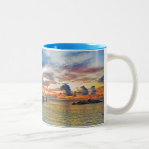 Caneca De Café Em Dois Tons Café na praia tropical no por do sol