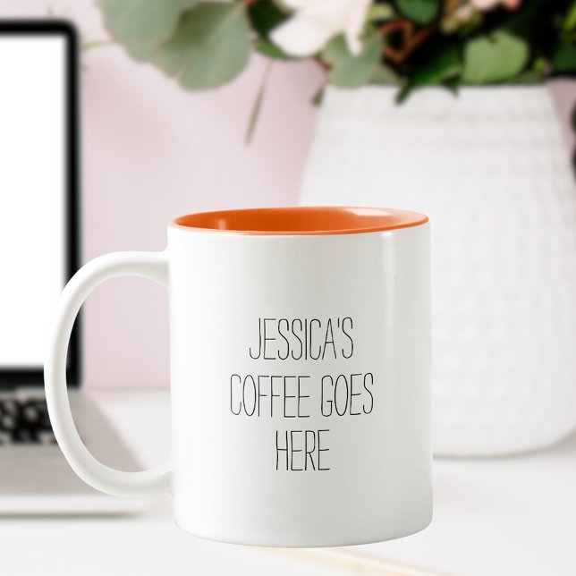 Caneca De Café Em Dois Tons Café Personalizado Vem Aqui (Customizable mug with simple black handwritten typography that reads Jessica's Coffee Goes Here)