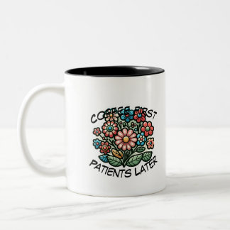 Caneca De Café Em Dois Tons Café Primeiro. Pacientes Depois.