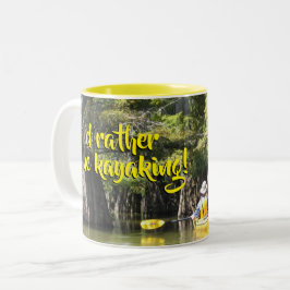 Caneca De Café Em Dois Tons Caiaque Entre Árvores Cypress