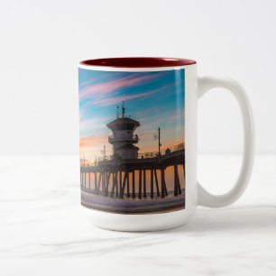 Caneca De Café Em Dois Tons Cais de praia de Huntington no pôr do sol