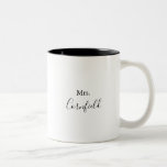 Caneca De Café Em Dois Tons Caligrafia Black and White Sra. Newlywing Bride<br><div class="desc">Esta caligrafia,  negra e branca,  mrs. recém-casada caneca de café noiva é um presente perfeito para a noiva ou noiva ser para um chá de casamento rústico. O design apresenta uma bela fonte preta em um fundo branco para embelezar seu evento.</div>