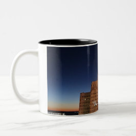 Caneca De Café Em Dois Tons Câmara Municipal à Noite